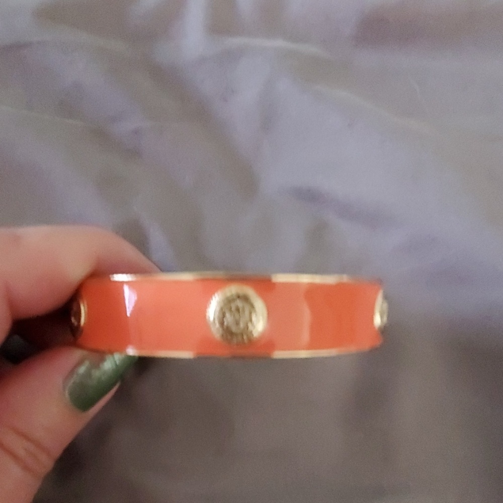 Metal bangle bracelet. Hinged closure